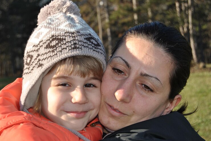 Photo close-up portrait of mother and son on field during winter