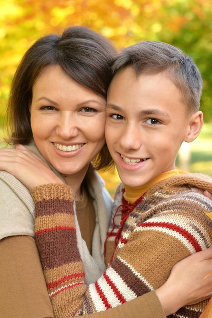 Photo close up portrait of mother with son hugging outoors