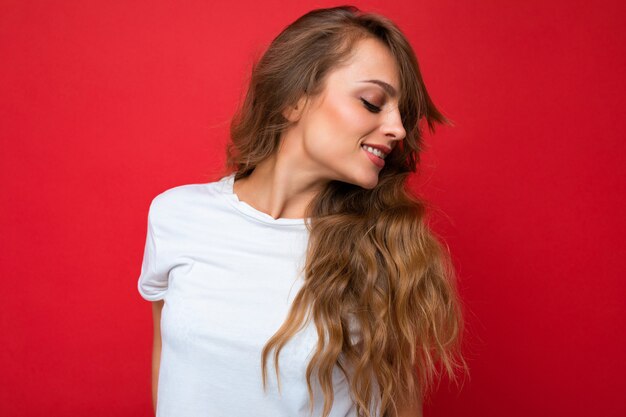 Close-up portrait of nice-looking attractive lovely lovable pretty cute winsome gorgeous cheerful cheery wavy-haired blonde woman