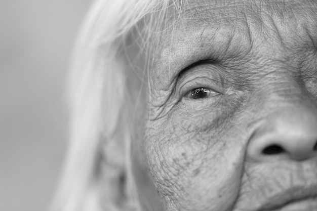 写真 90歳のアジアの女性の肖像画を閉じます