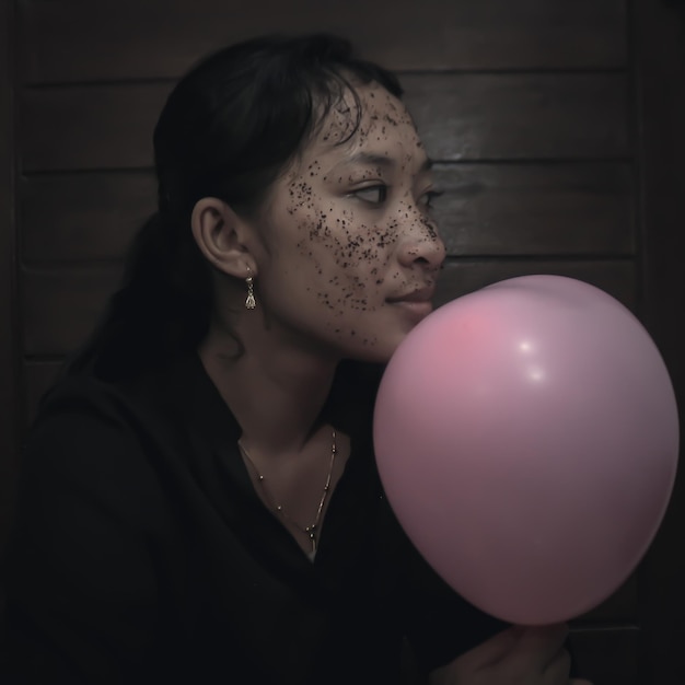 Фото Портрет красивой молодой женщины, держащей воздушный шар с любовной темой