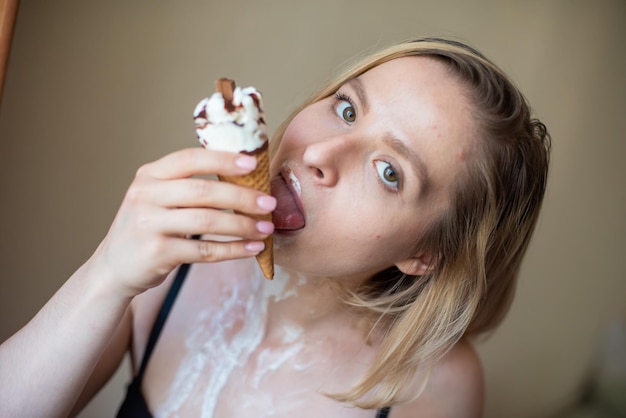 写真 アイスクリームを握っている女の子のクローズアップ肖像画
