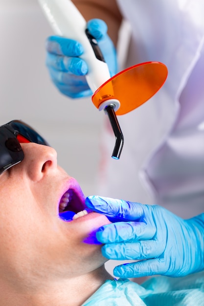 사진 병원에서 치과에서 남성 환자의 근접 초상화.