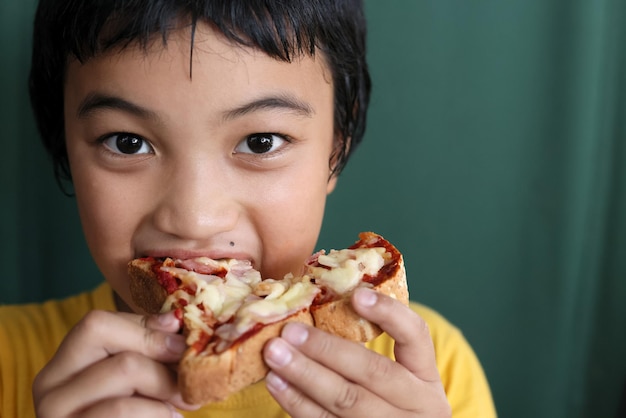 写真 食べ物を食べている男の子のクローズアップ肖像画