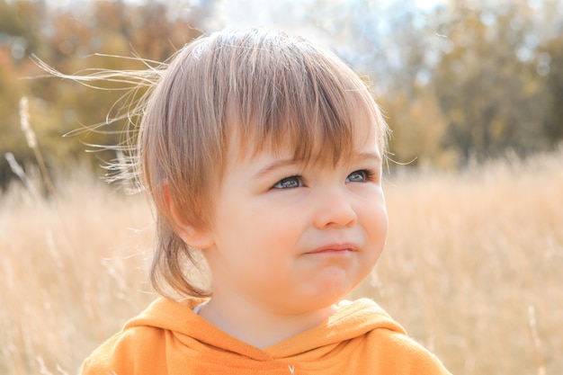 写真 かわいい小さな赤ちゃんの肖像画を閉じます