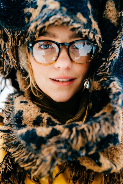 写真 眼鏡と頭を覆うスカーフと面白い若いヒップスターの女の子の肖像画をクローズアップ