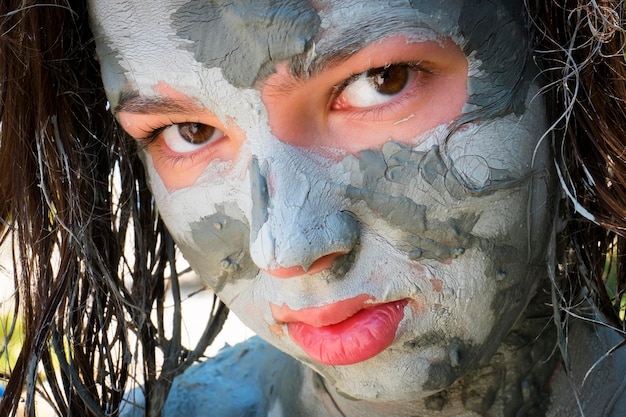사진 얼굴에 마스크를 쓴 소녀의 클로즈업 초상화
