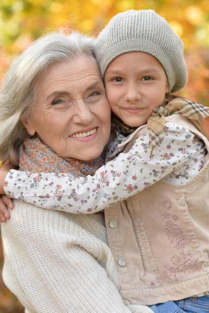 Фото Крупным планом портрет бабушки и внучки на открытом воздухе