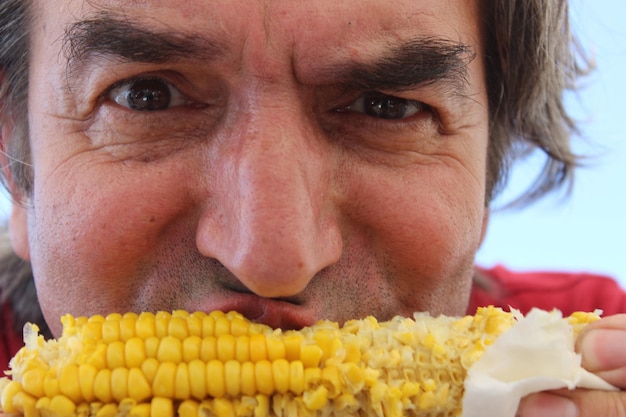 Фото Портрет человека, едущего кукурузу