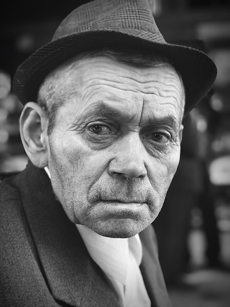 Фото Портрет человека в шляпе с крупным планом