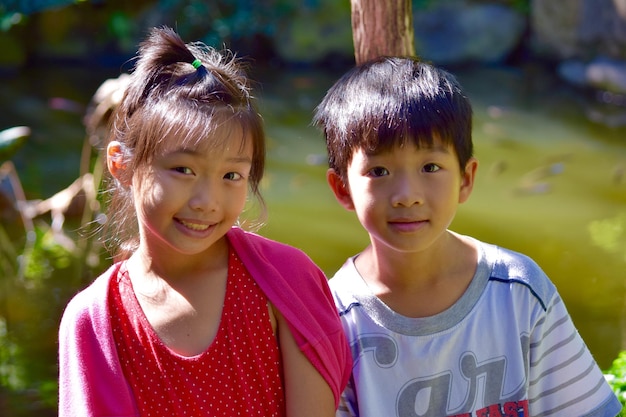 写真 笑顔の男の子と女の子のクローズアップポートレート