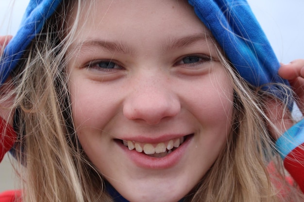 사진 겨울 에 야외 에 서 있는 미소 짓는 십대 소녀 의 클로즈업 초상화