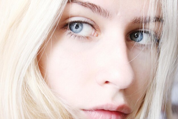 写真 青い目を持つ考え深い若い女性のクローズアップ肖像画