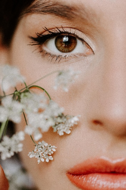 写真 花に囲まれた女性のクローズアップ肖像画