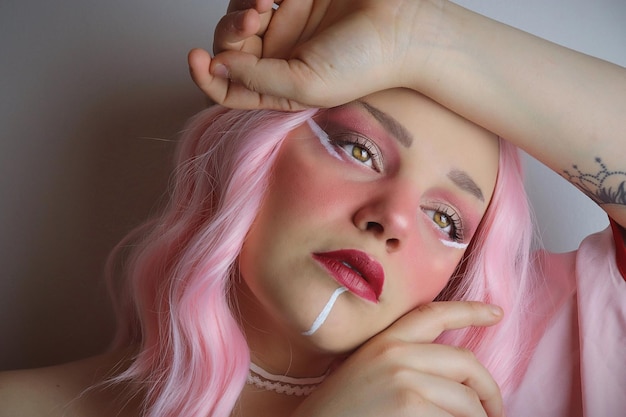 Фото Портрет женщины с розовыми волосами