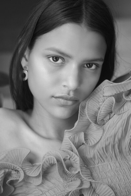 Фото Портрет молодой женщины вблизи дома