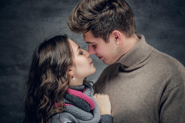 Photo close up portrait of a passionate couple before their first kiss.