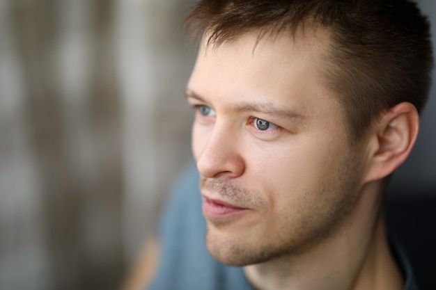 Photo close-up portrait in profile of an ordinary guy