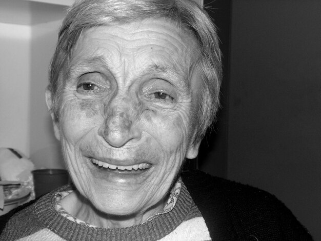 Foto ritratto ravvicinato di una donna anziana a casa