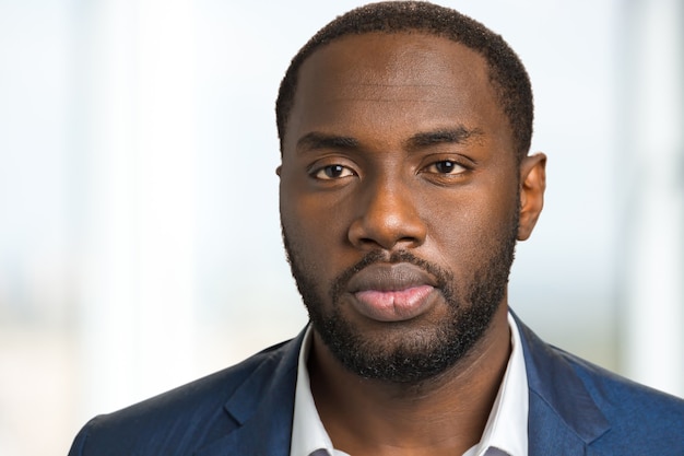 Photo close up portrait of serious businessman. handsome bearded american man in formal wear close up.