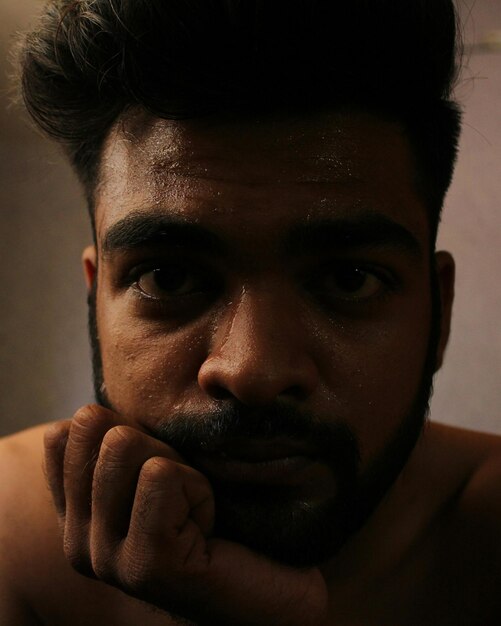 Photo close-up portrait of serious man with sweat on face