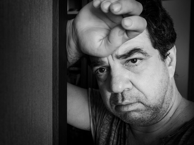 Photo close-up portrait of serious mature man at home