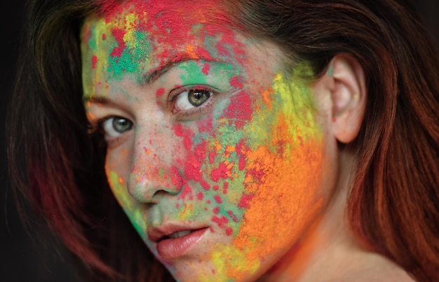 Foto ritratto da vicino di una giovane donna seria con l'holi