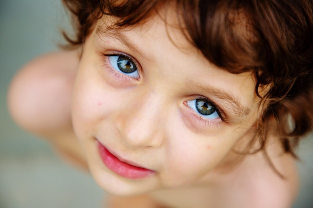 Photo close-up portrait of shirtless boy