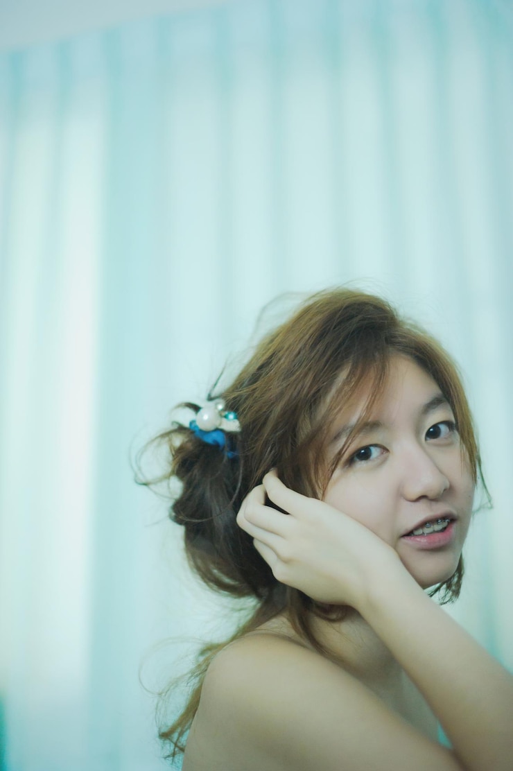 Photo 집 에 있는 셔츠 를 벗은 여자 의 클로즈업 초상화