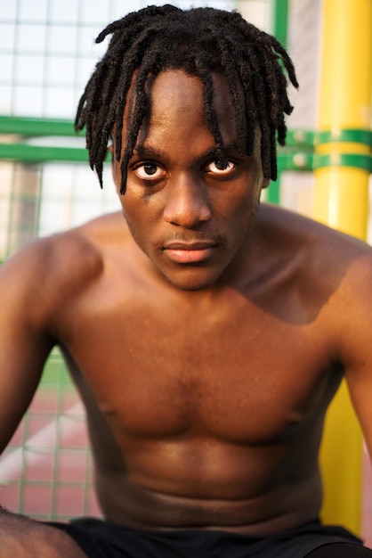 Photo close-up portrait of shirtless young man