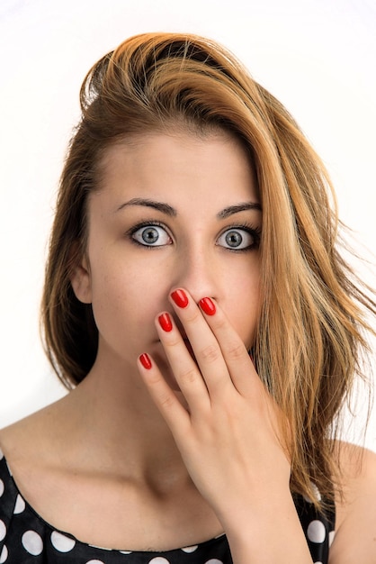 Photo close-up portrait of shocked woman over white background