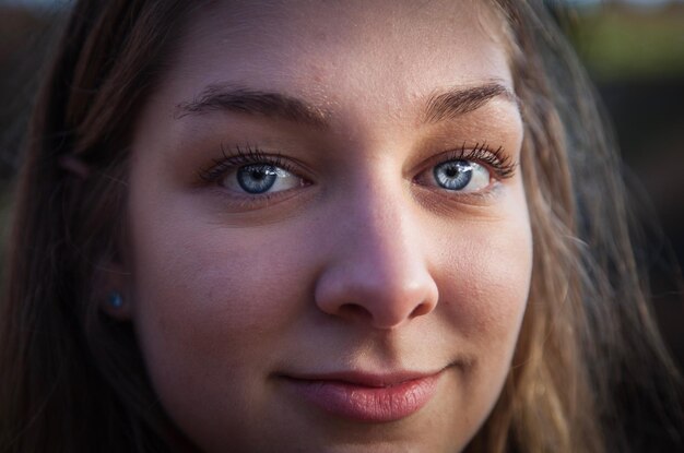 Photo close-up portrait of smiling beautiful woman with gray eyes