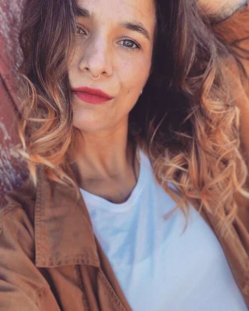 Photo close-up portrait of smiling beautiful woman