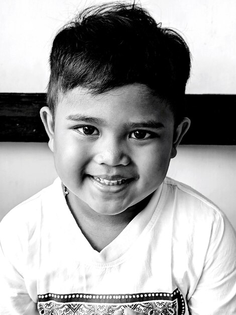 Photo close-up portrait of smiling boy at home