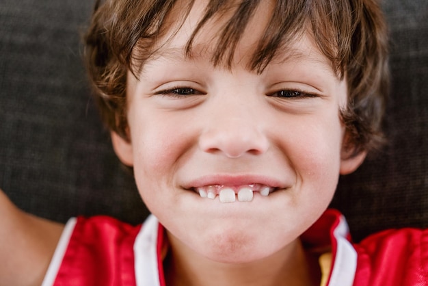 Foto ritratto da vicino di un ragazzo sorridente