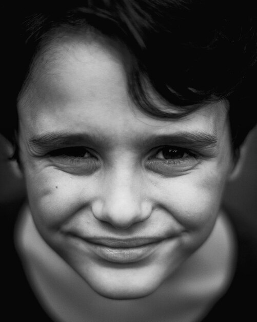 Foto ritratto da vicino di un ragazzo sorridente