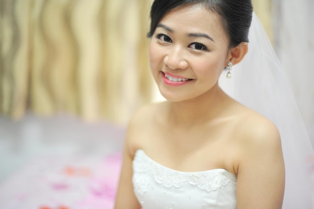 Photo close-up portrait of smiling bride at home