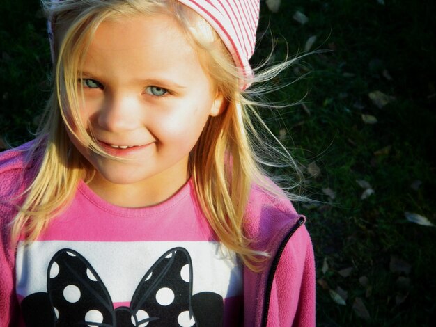 Photo close-up portrait of smiling cute girl