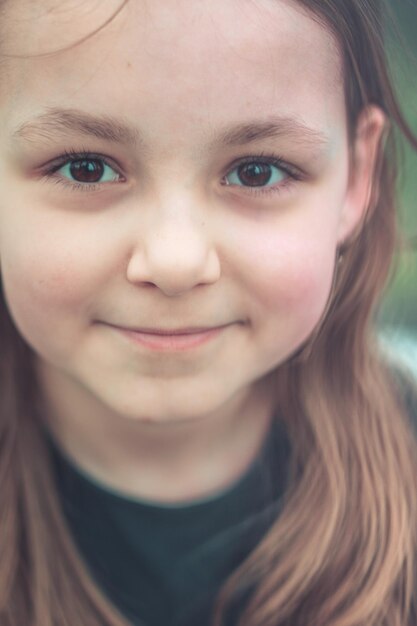 Photo close-up portrait of smiling cute girl