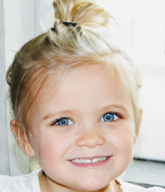 Photo close-up portrait of smiling girl