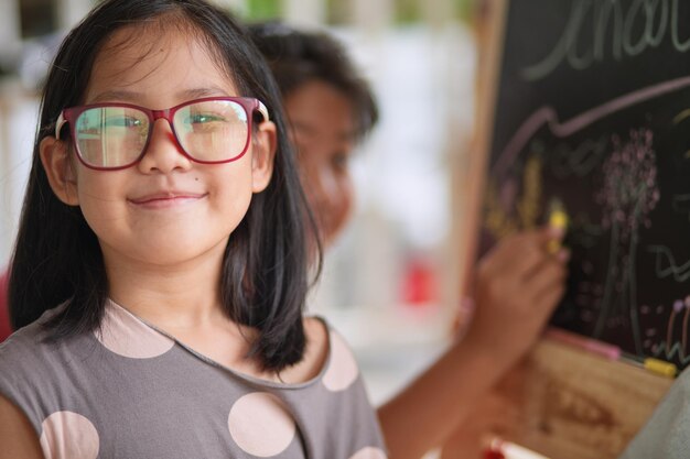 Photo close-up portrait of smiling girl