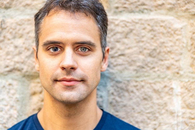 Photo close up portrait of smiling latin man with heterochromia