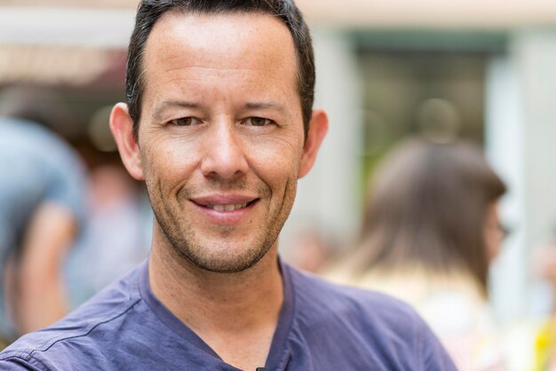 Photo close-up portrait of smiling man