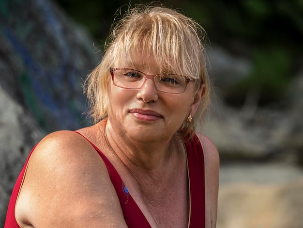 Photo close-up portrait of smiling mature woman with eyeglasses