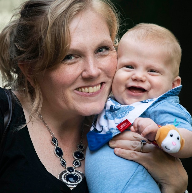 Photo close-up portrait of smiling mother and baby boy