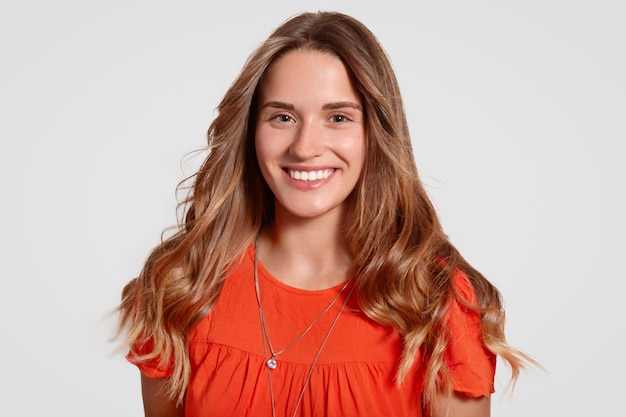 Photo close up portrait of smiling pleased european woman shows white teeth