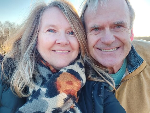 Photo close-up portrait of smiling senior couple