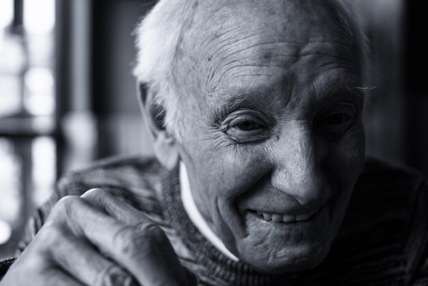 Foto ritratto ravvicinato di un uomo anziano sorridente a casa