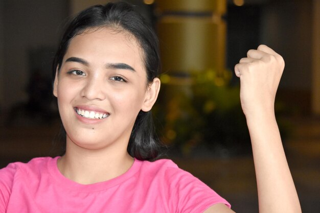 Photo close-up portrait of smiling woman gesturing