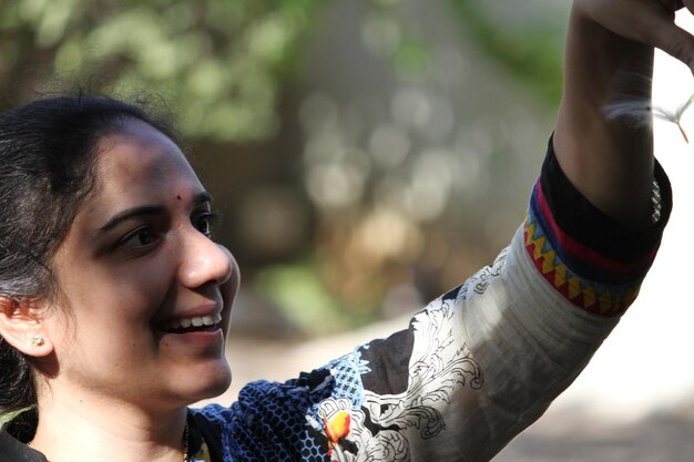 Photo close-up portrait of smiling woman outdoors